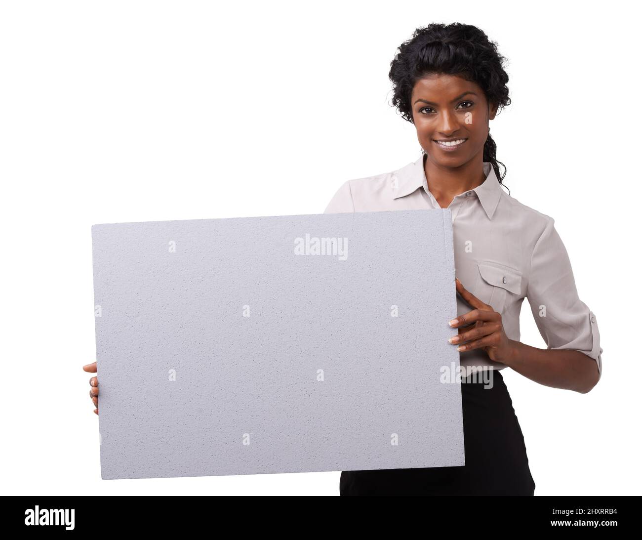 Guarda questo prodotto. Una donna indiana sorridente che tiene una grande carta bianca. Foto Stock