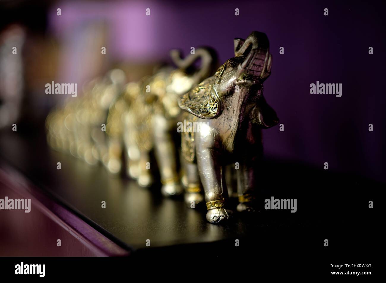 Fuoco selettivo girato di una famiglia di sculture di elefante Foto Stock