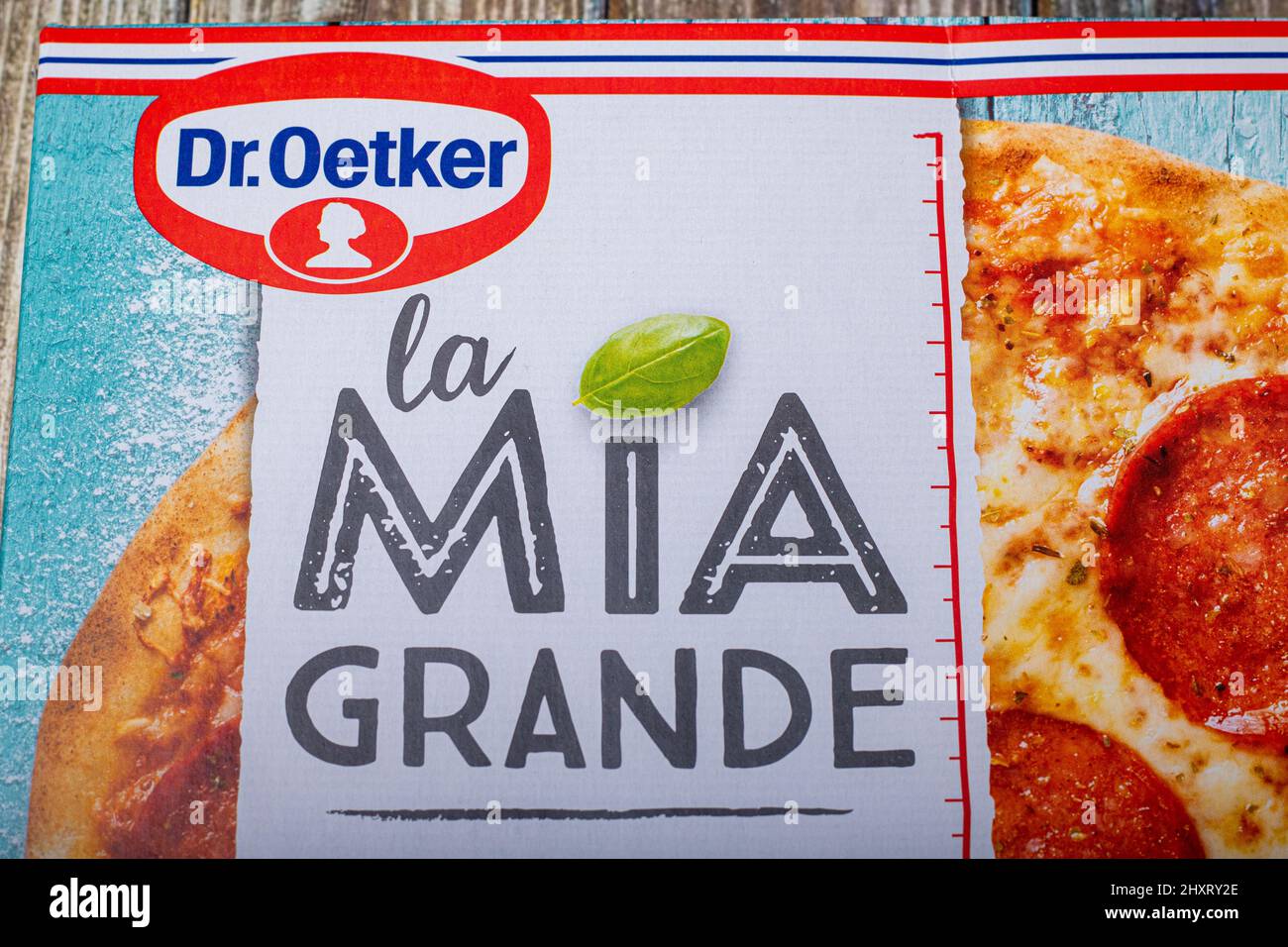 Neckargemuend, Germania: 05 marzo 2022: Confezionamento della pizza congelata del marchio 'la mia grande' del produttore alimentare tedesco 'Dr. Oetker' Foto Stock