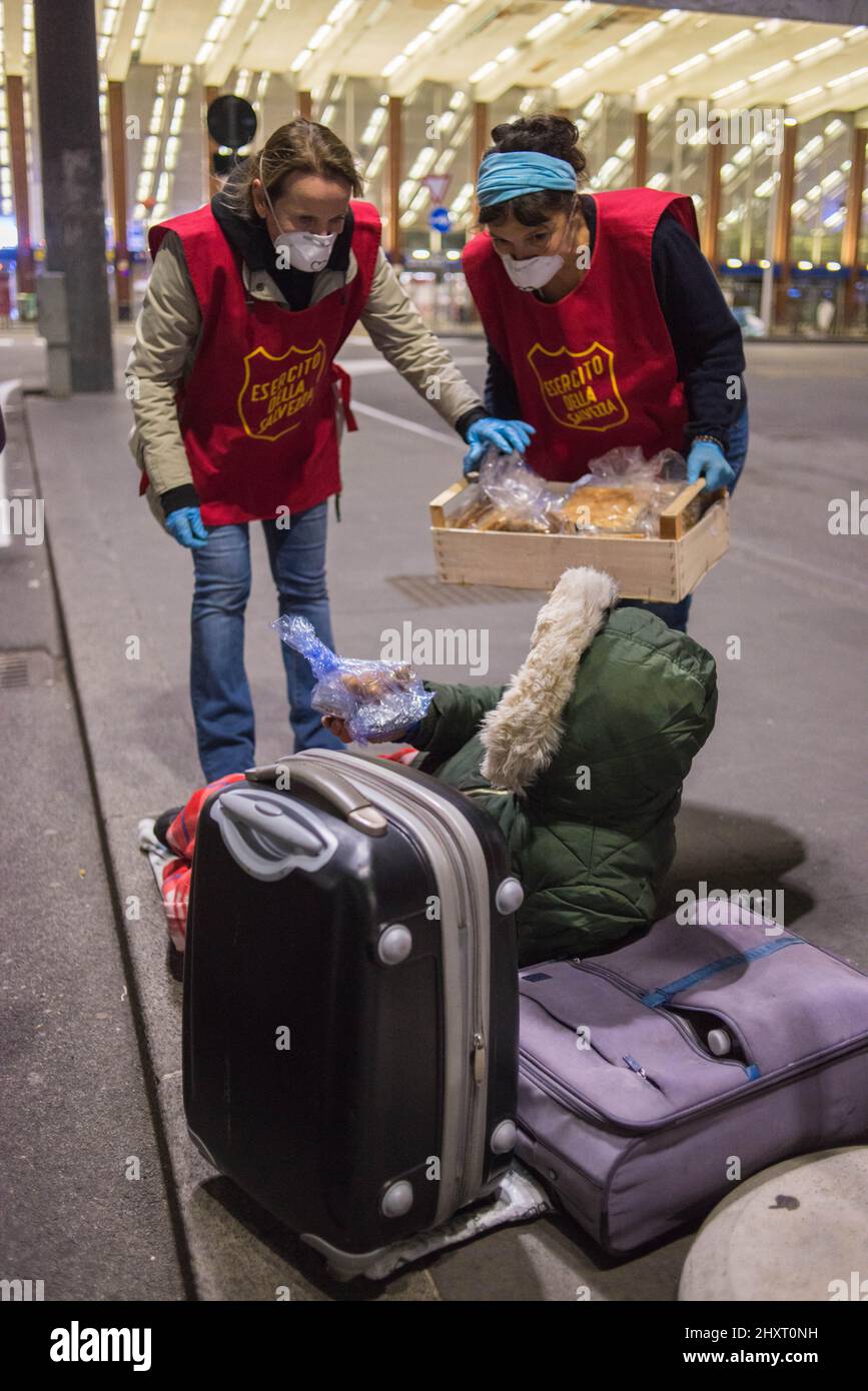 Roma, 29/03/2020: Attività sociali per aiutare i senzatetto dell'Esercito della salvezza al tempo del virus Corona. Stazione Termini. © Andrea Sabbadini Foto Stock