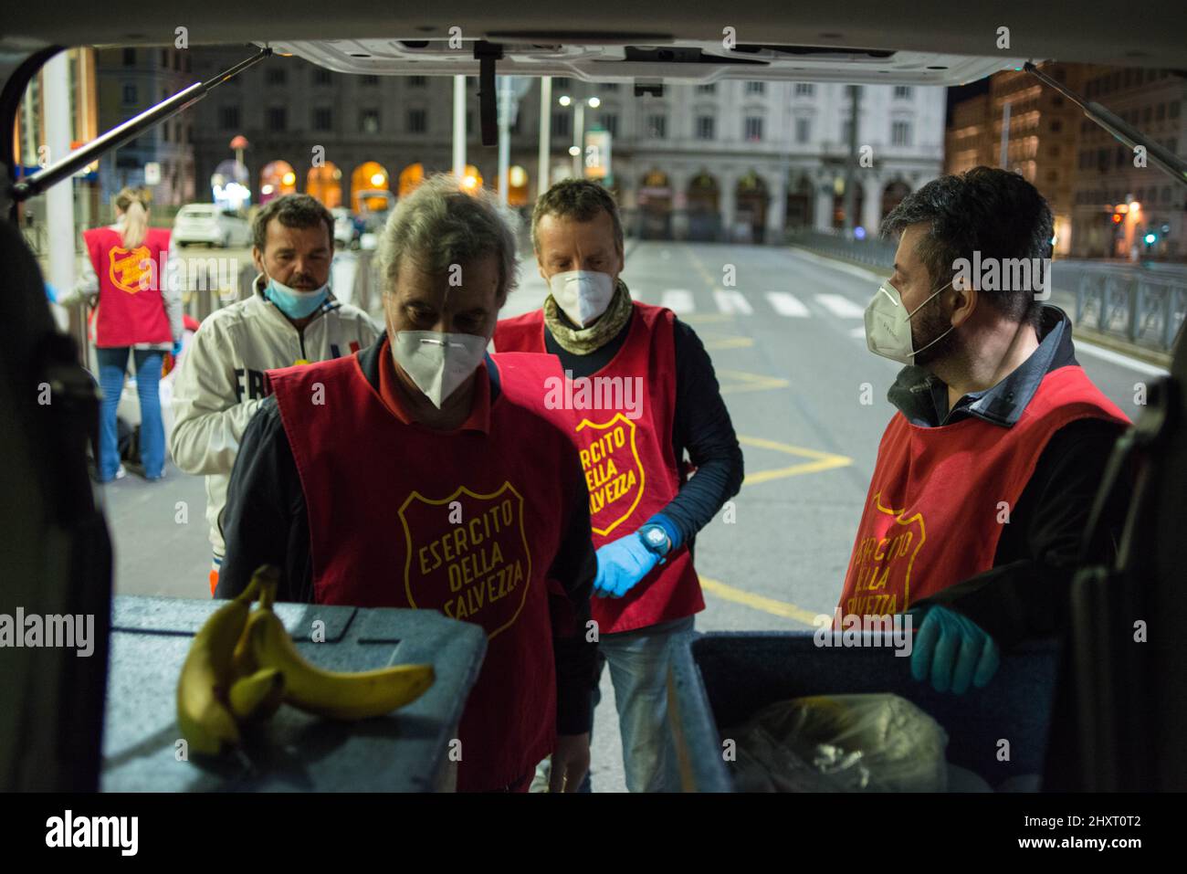 Roma, Italia 26/04/2020: Attività sociali per aiutare i senzatetto dell'Esercito della salvezza al tempo del virus Corona. Stazione Termini. © Andrea Sabbadini Foto Stock