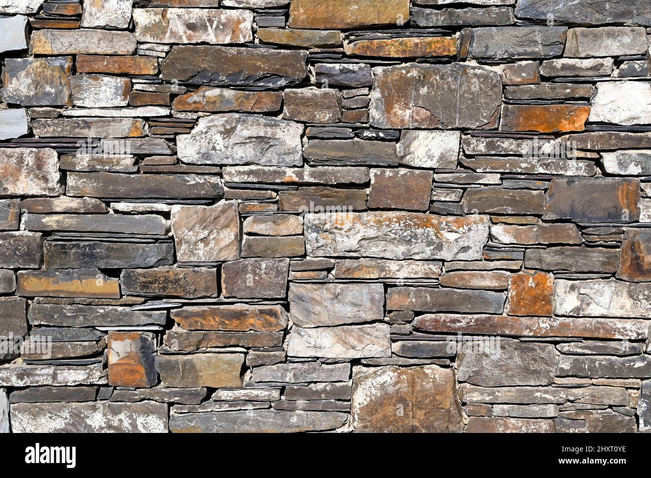 Vista ravvicinata del modello di blocchi di pietra in un muro tradizionale. Nessuna gente. Foto Stock