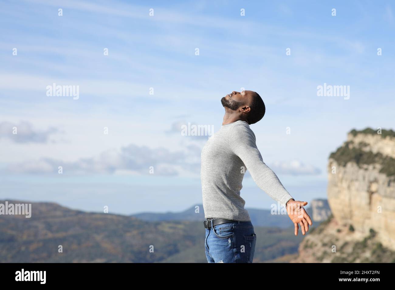 Ritratto laterale di un uomo con pelle nera che respira aria fresca in natura Foto Stock