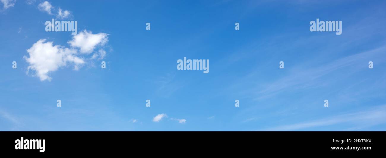 Immagine astratta del cielo sfocato. Sfondo blu cielo Foto Stock