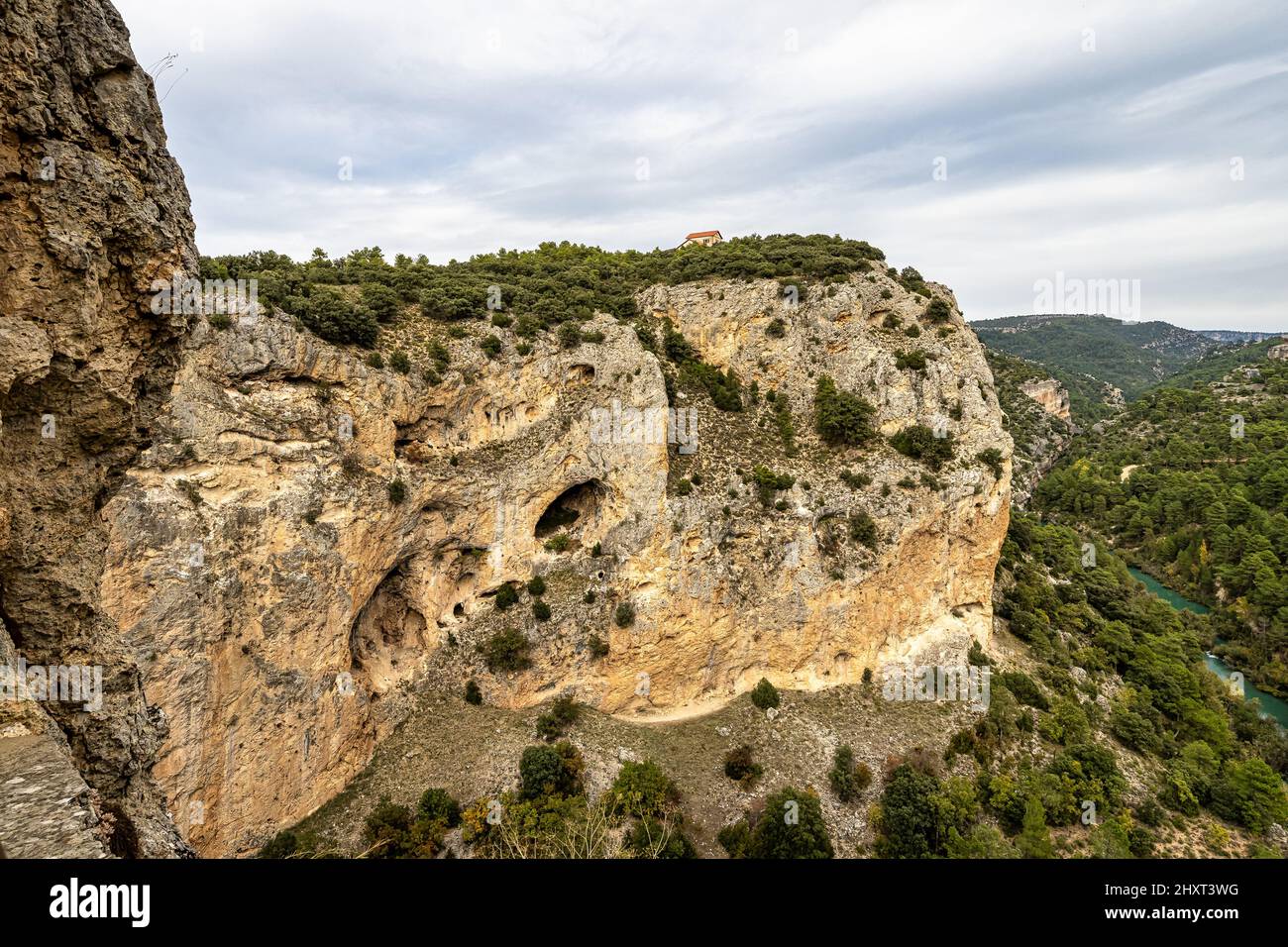 Finestra del Diavolo. Punto di vista naturale sulla riva del fiume Jucar. Villalba de la Sierra, Cuenca, Spagna - Europa. Foto Stock