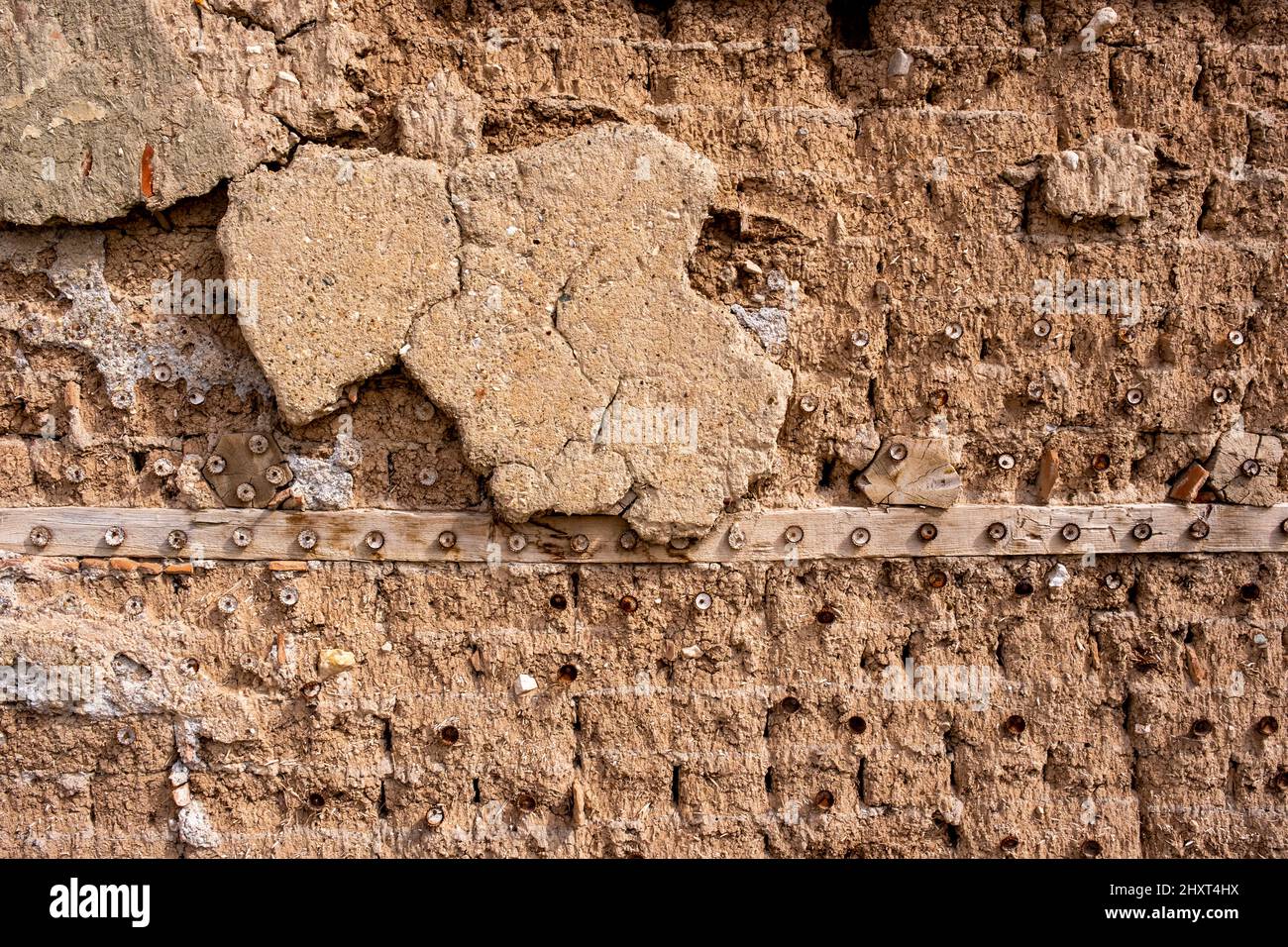 Vecchio muro di mattoni con intonaco distrutto. Ristrutturazione di vecchia casa. Sfondo parete di design industriale. Foto Stock