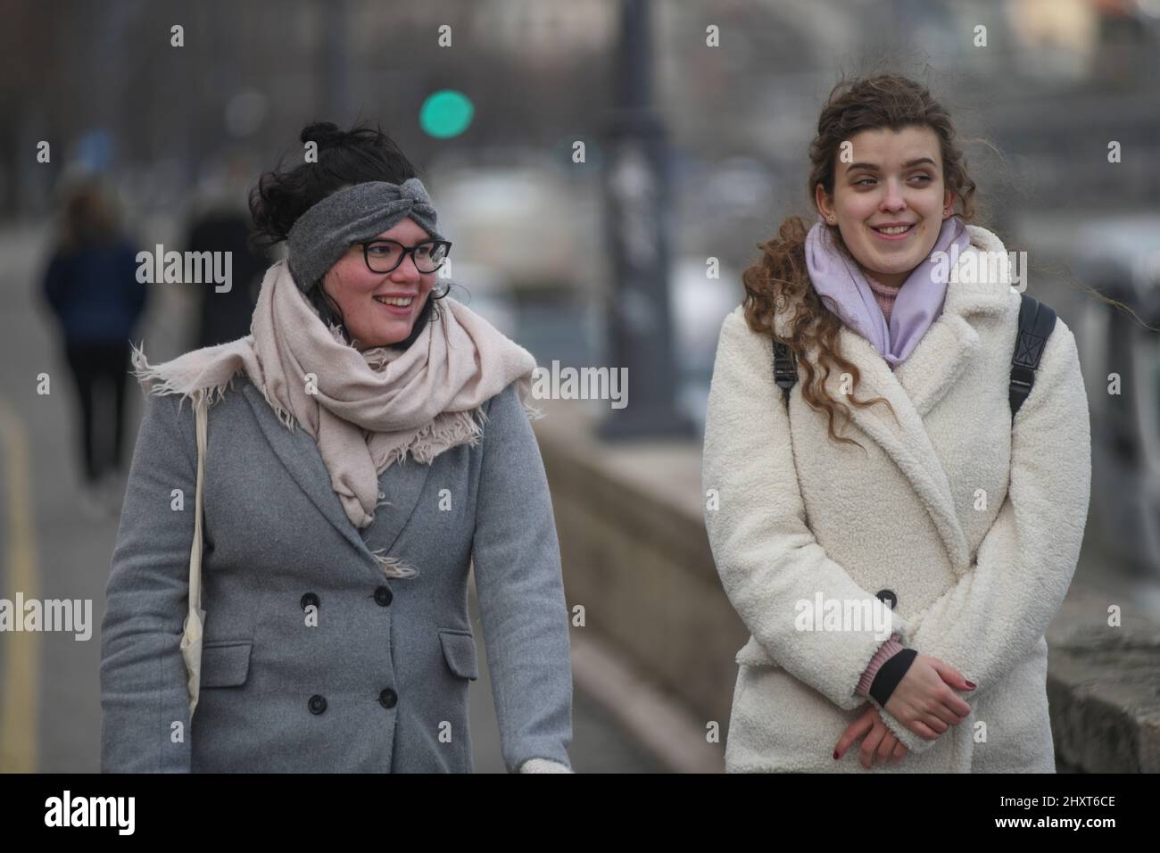 Donne ungheresi sulla riva del Danubio durante l'inverno. Budapest, Ungheria Foto Stock