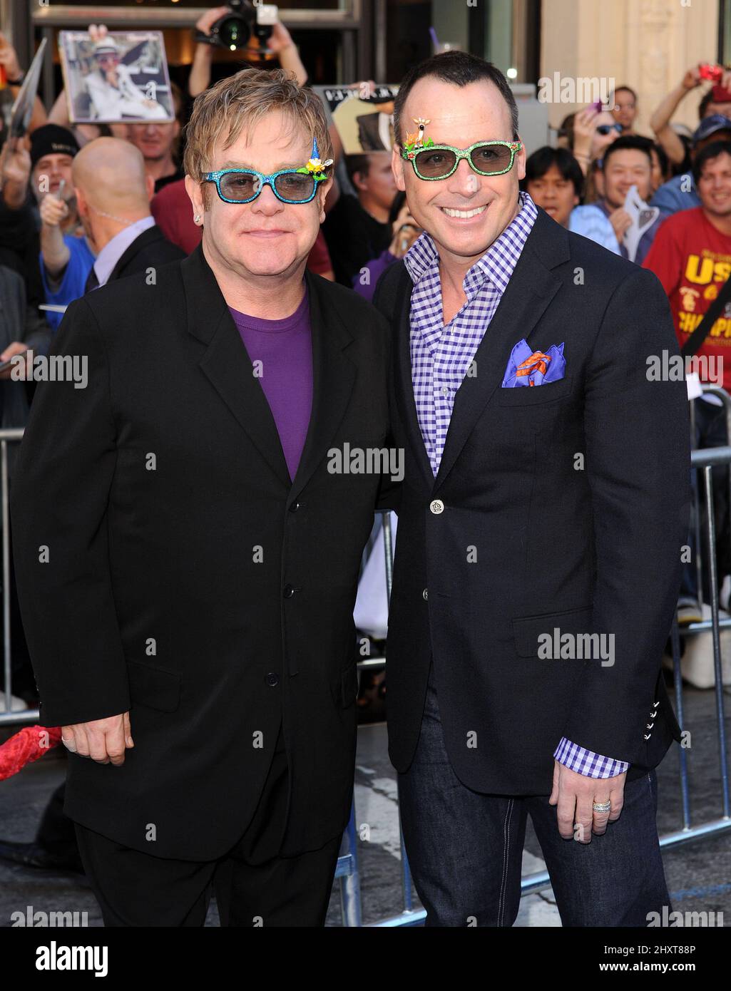 Elton John e David si arredano al 'Gnomeo e Giulietta' World Premiere, tenuto al Teatro El Capitan di Hollywood. Foto Stock