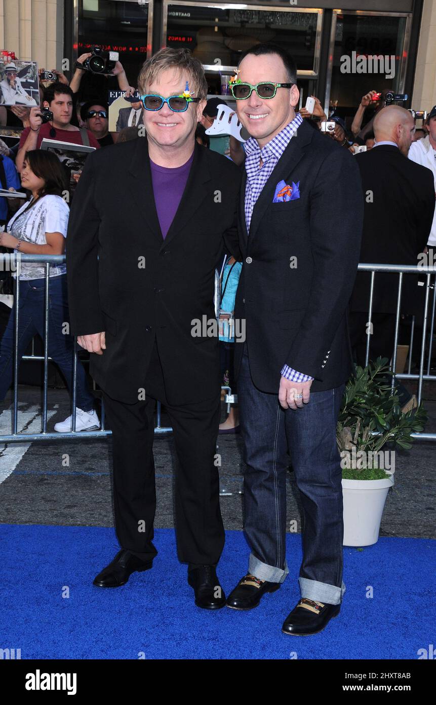 Elton John e David si arredano al 'Gnomeo e Giulietta' World Premiere, tenuto al Teatro El Capitan di Hollywood. Foto Stock