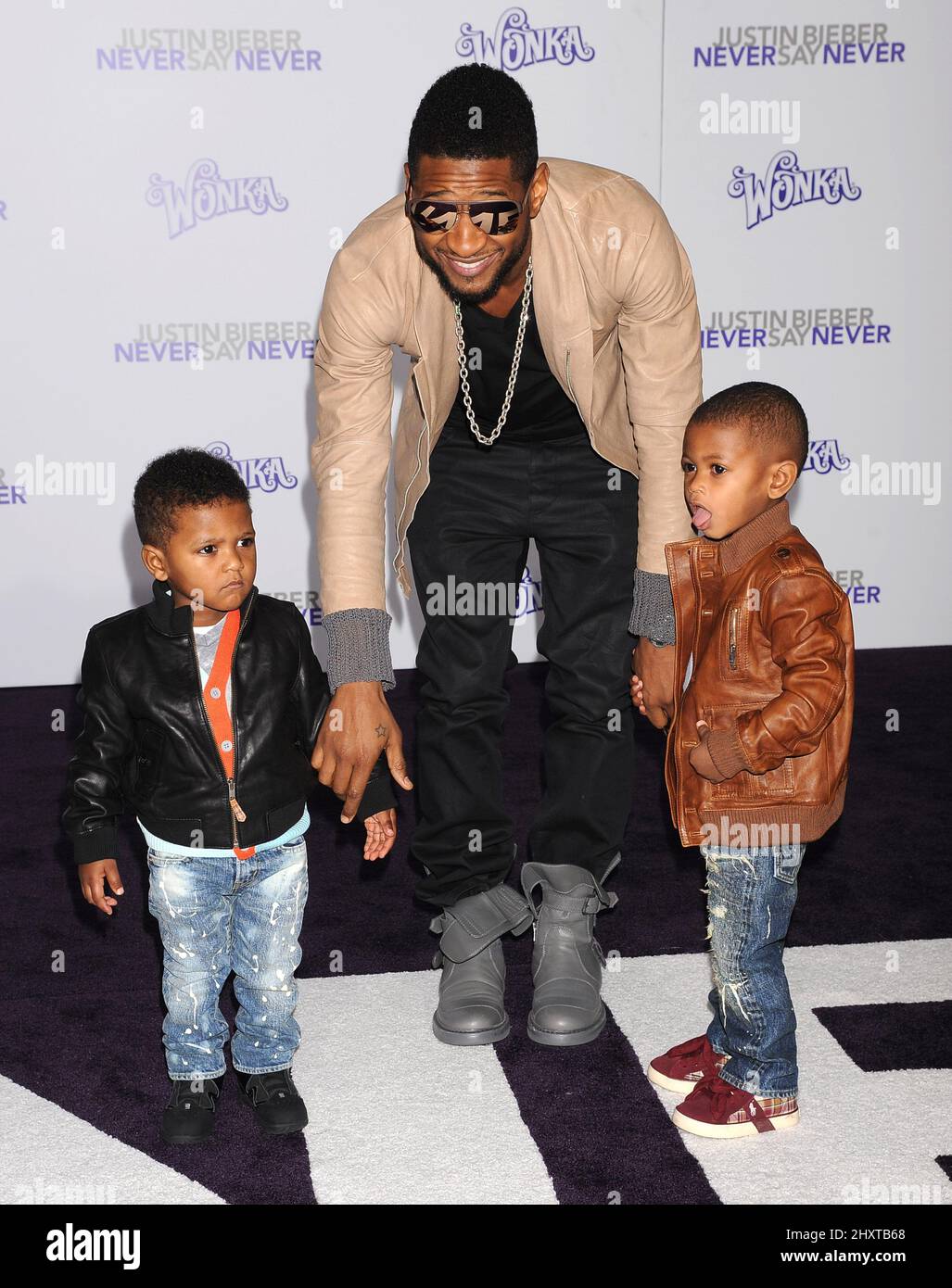 Uscii con i figli Usher Raymond V e Naviyd Raymond alla prima "Justin Bieber: Never Say Never" di Los Angeles tenutasi al Nokia Theatre L.A. Live. Foto Stock
