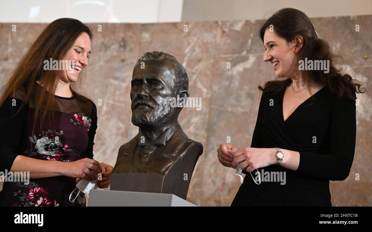 14 marzo 2022, Hessen, Francoforte sul meno: La Messa di Elvira (l), professore presso l'Università di Bonn, Life & Medical Sciences Institute (LIMES), Bonn, e Laura Hinze della Hannover Medical School, accanto al busto di Paul Ehrlich, vengono premiati con i premi Paul Ehrlich e Ludwig Darmstaedter Young Investigator 2021 e 2022 a Francoforte Paulskirche. Il Premio Paul Ehrlich e Ludwig Darmstaedter è uno dei premi medici più prestigiosi in Germania. Il premio Young Investigator è dotato di 60.000 euro. Foto: Arne Dedert/dpa Foto Stock