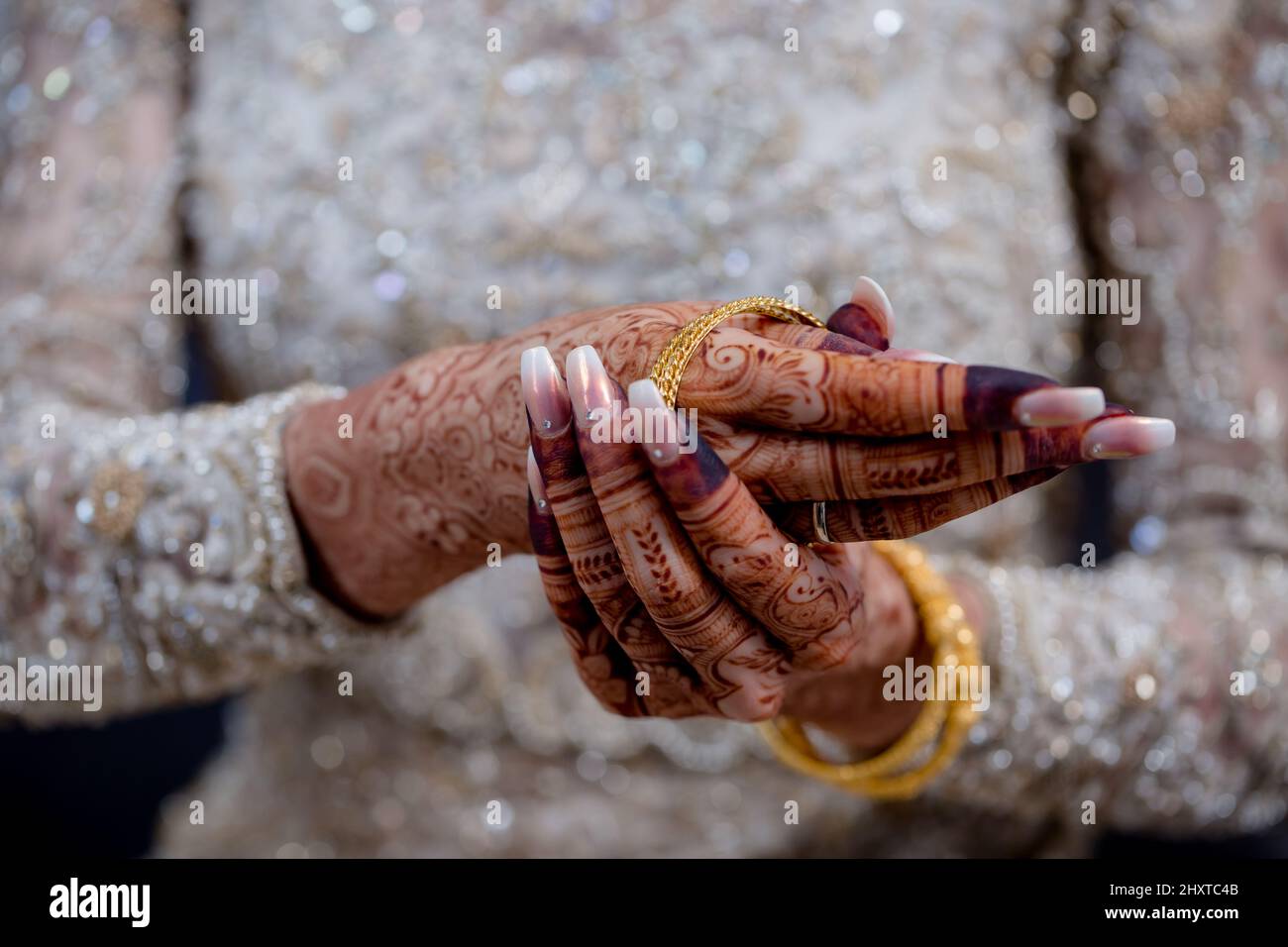 Un primo colpo delle mani femminili indiane durante il suo giorno di nozze Foto Stock