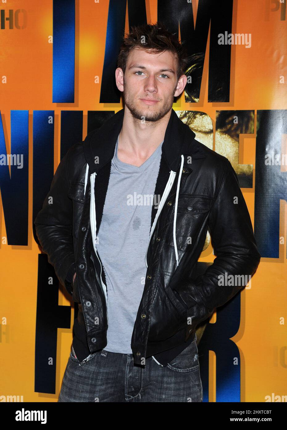 Alex Pettyfer all'evento fan 'i Am Number Four' che si tiene presso l'Hot Topic all'Hollywood & Highland Center il 12 febbraio 2011 a Hollywood, California. Foto Stock