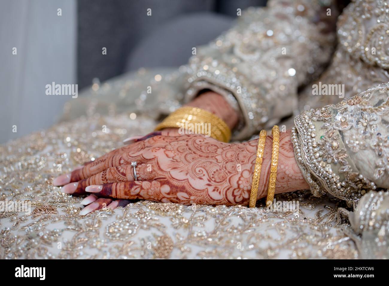 Closeup shot delle mani femminili indiane durante il suo giorno di nozze Foto Stock