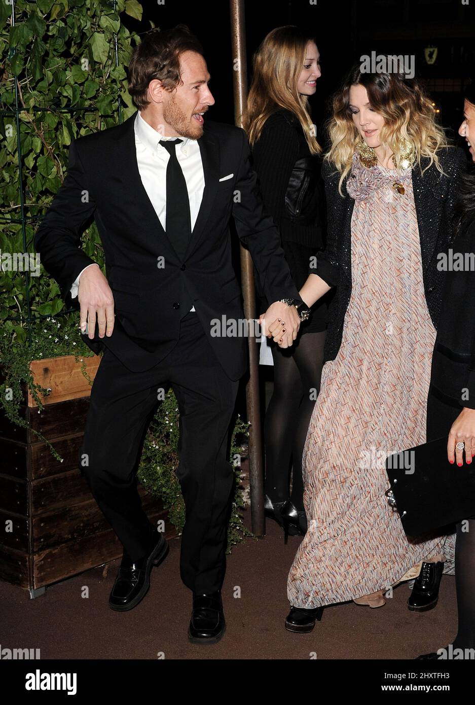 Drew Barrymore and Will Kopelman arriva al Chanel and Charles Finch Pre-Oscar Dinner presso il Madeo Restaurant di Los Angeles, California, USA il 26 febbraio 2011. Foto Stock