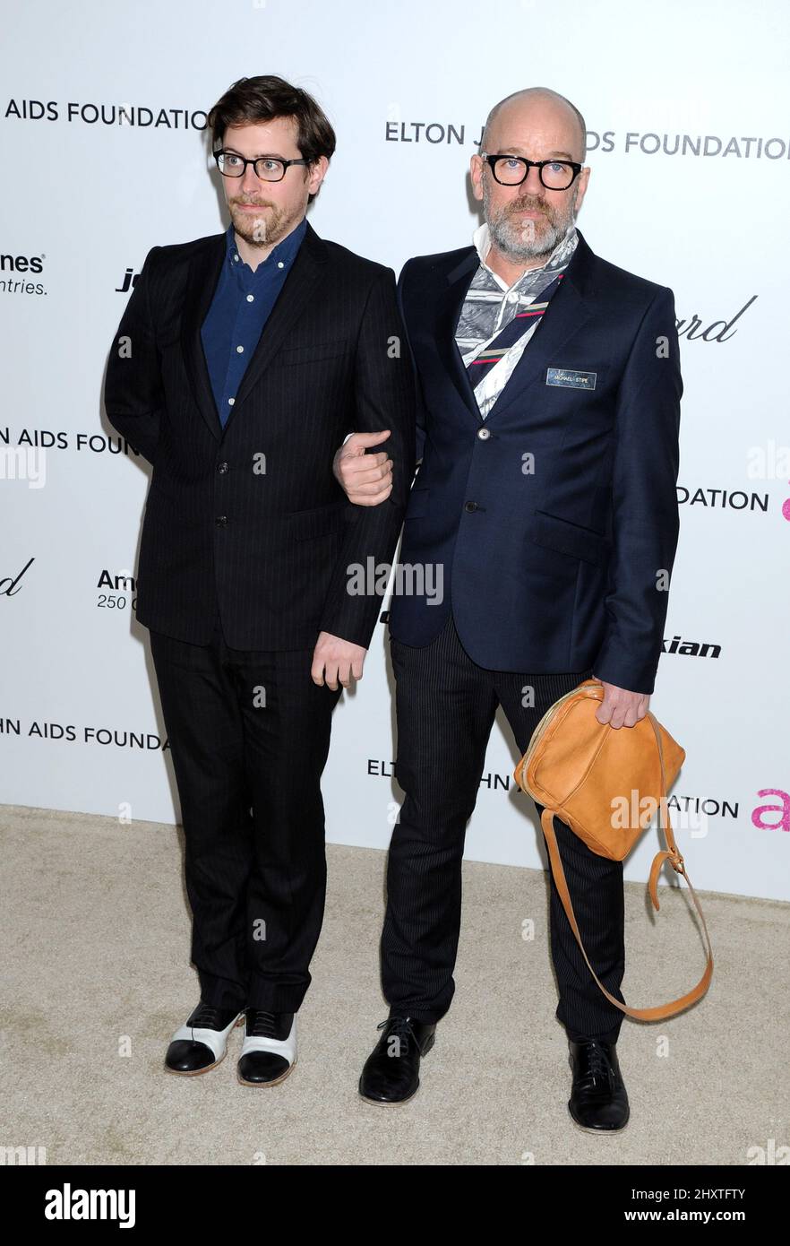 Thomas Dozol e Michael Stipe hanno partecipato alla festa annuale 19th dell'Accademia Elton John Aids Foundation Awards presso il Pacific Design Center di Los Angeles, USA. Foto Stock