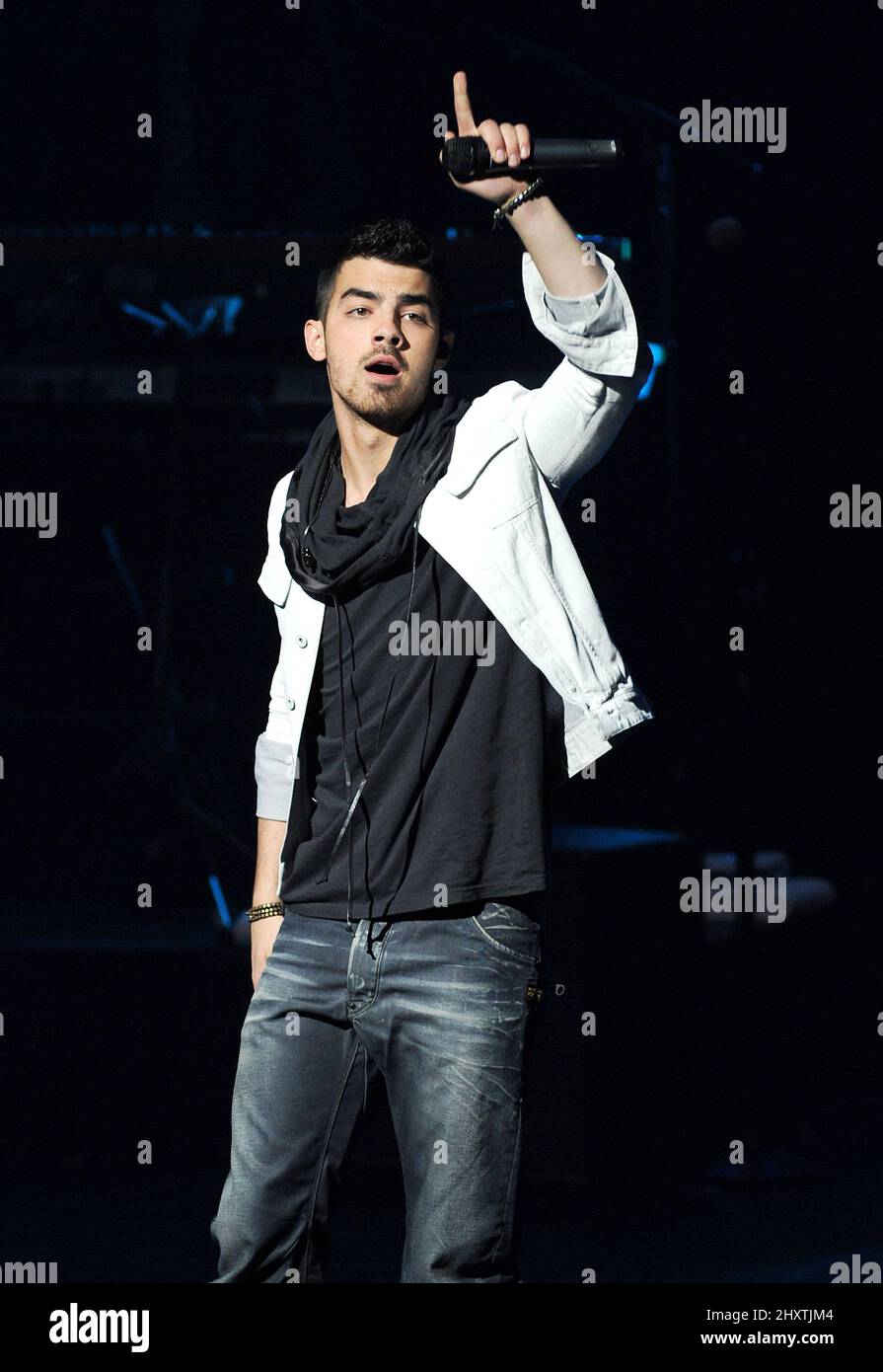 Joe Jonas, dei Jonas Brothers, si esibisce durante il "Concerto per la speranza" tenuto all'anfiteatro Gibson di Universal City, California Foto Stock