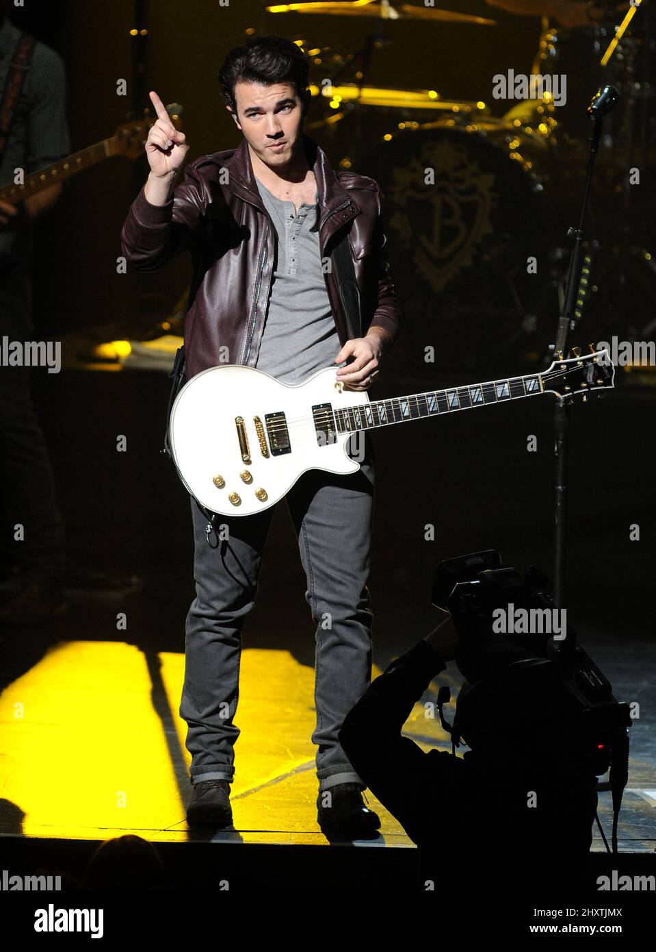 Kevin Jonas, dei Jonas Brothers, si esibisce durante il "Concerto per la speranza" tenuto all'anfiteatro Gibson di Universal City, California Foto Stock