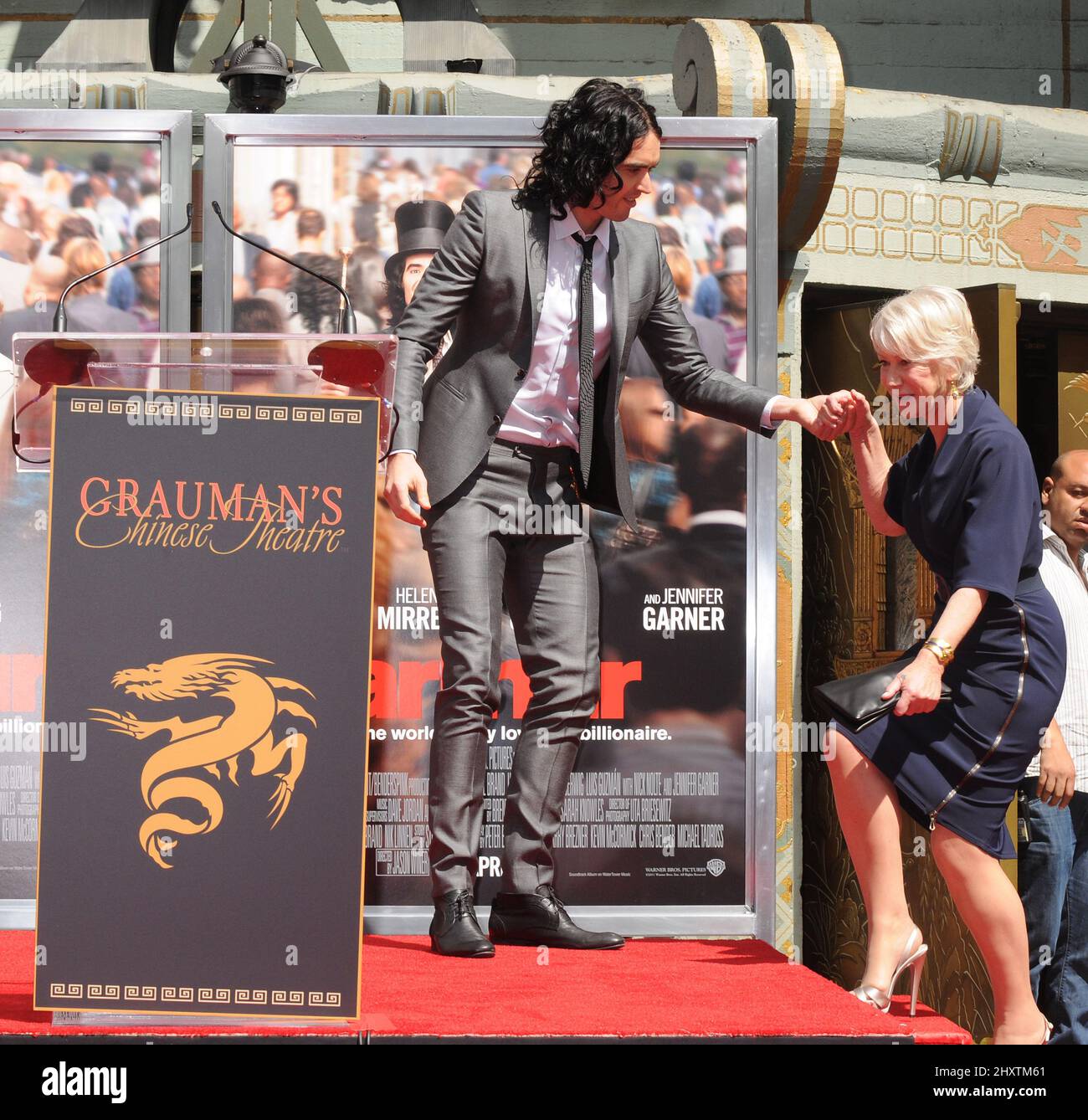 28 marzo 2011 Hollywood, CA. Russell Brand e Helen Mirren Helen Mirren's Hand and and Footprint Ceremony si tengono al Grauman's Chinese Theatre di Hollywood, California. Foto Stock