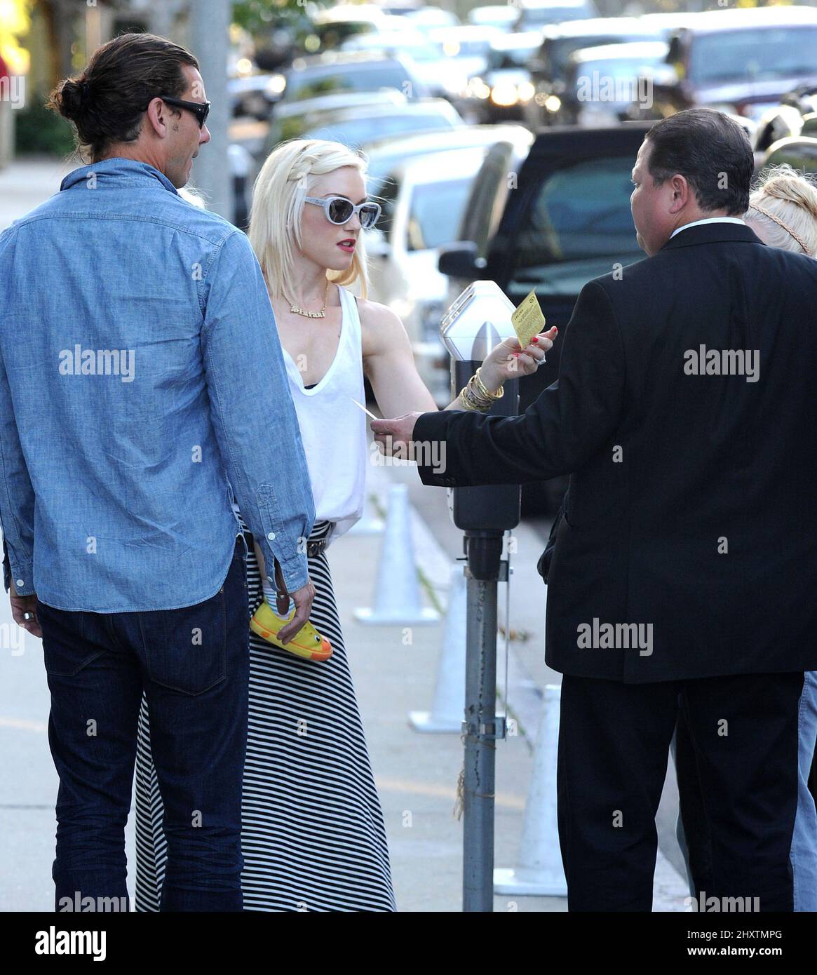 Gwen Stefani e il marito Gavin Rossdale, consegnando il biglietto per il parcheggio al servizio di parcheggio custodito a Los Angeles, California Foto Stock