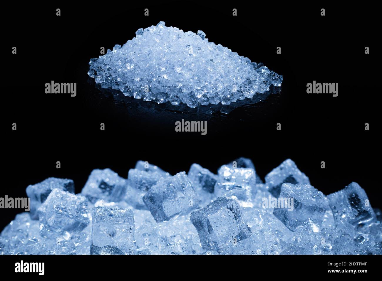 Cubetti di cristallo di ghiaccio su sfondo nero, spazio per testo o design. Foto Stock