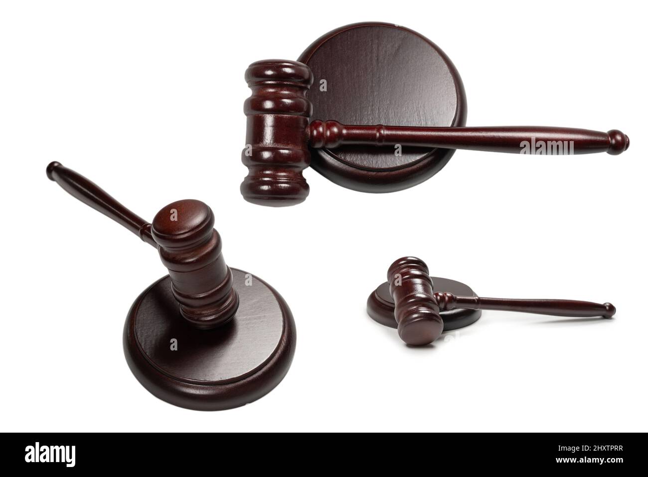 Gavel giudice in legno e tavola sonora isolato su sfondo bianco. Giustizia del sistema di diritto concettuale. Foto Stock