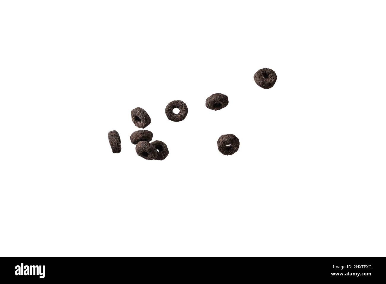 I cerali di cioccolato fuoriescono in una ciotola. Colazione. Isolato su sfondo bianco. Foto Stock