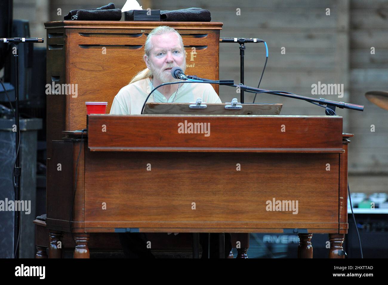 Gregg Allman si esibisce dal vivo nel suo tour del 2011 a sostegno del suo ultimo album "Low Country Blues" al Koka Booth Amphitheater nel North Carolina. Foto Stock