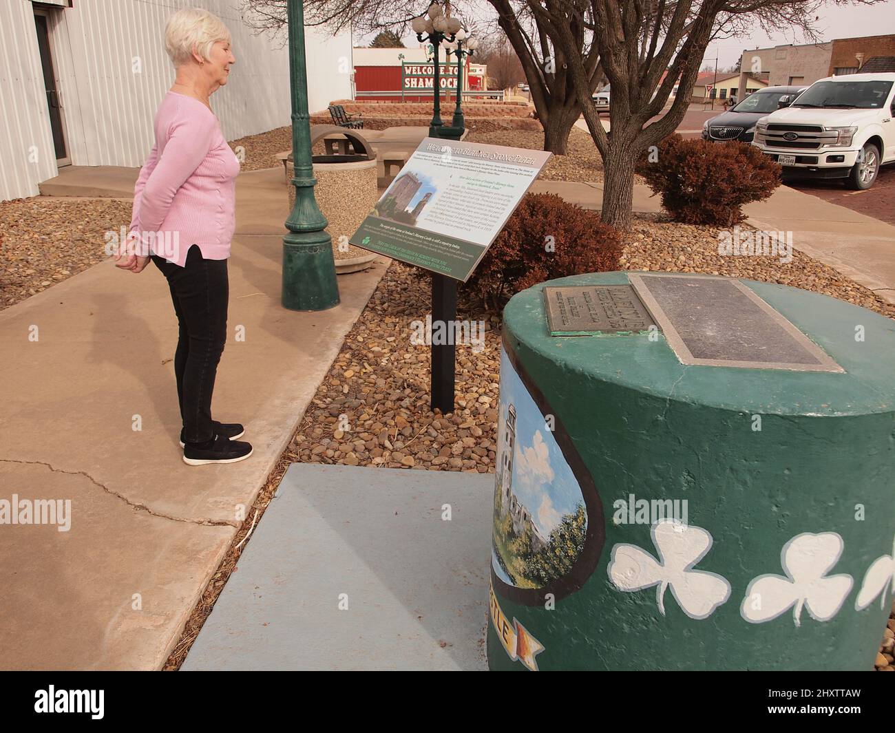 Lady leggere una targa informativa sulla pietra di Blarney a Shamrock, Texas. Il pezzo di pietra è stato ottenuto in Irlanda anni fa. Foto Stock