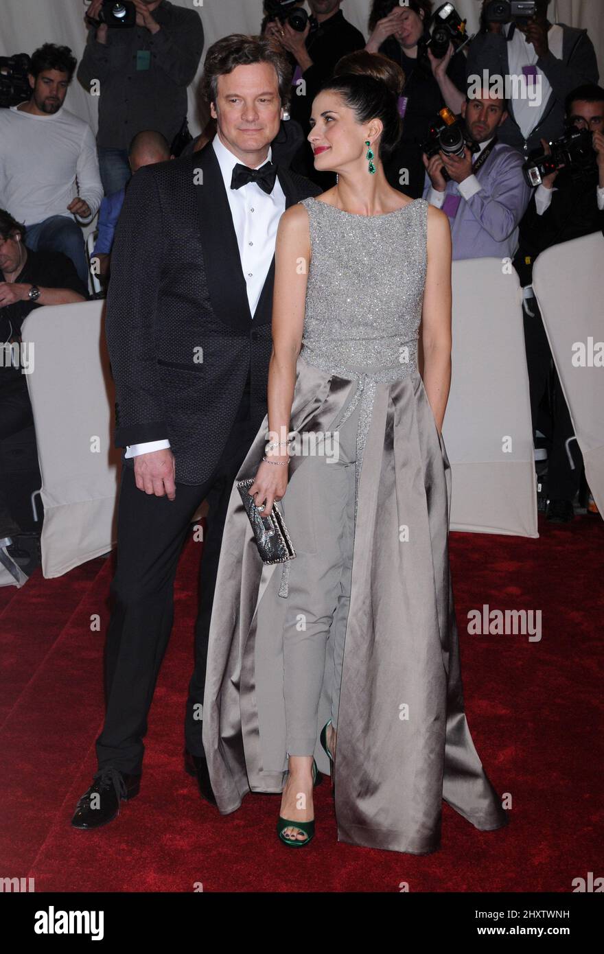 Colin Firth e Livia arrivano per il Metropolitan Museum Costume Institute Benefit Gala che celebra Alexander McQueen, tenuto al Metropolitan Museum of Art di New York. Foto Stock