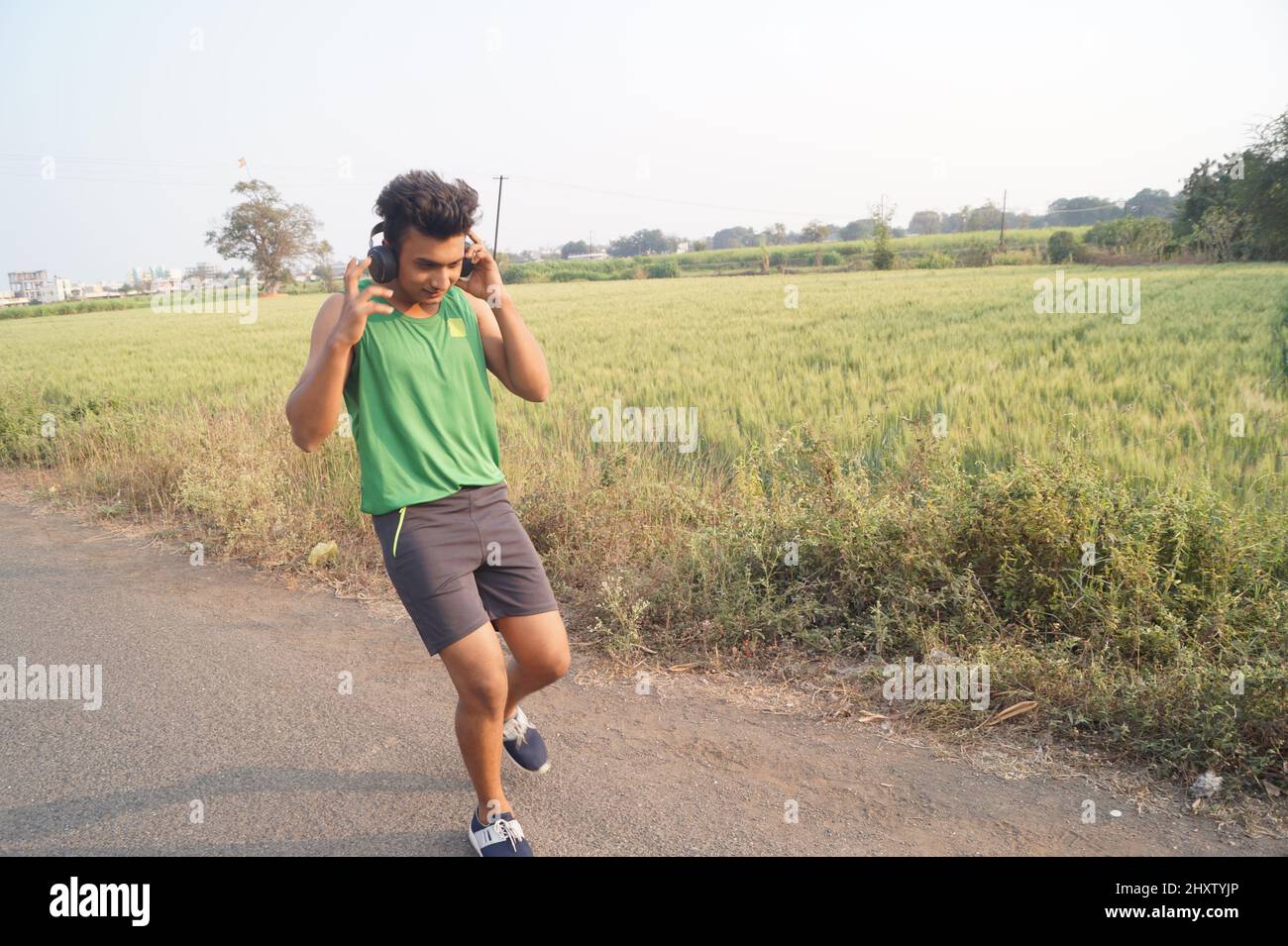 Giovane uomo in un outfit sportivo che si allenano all'esterno. Foto Stock