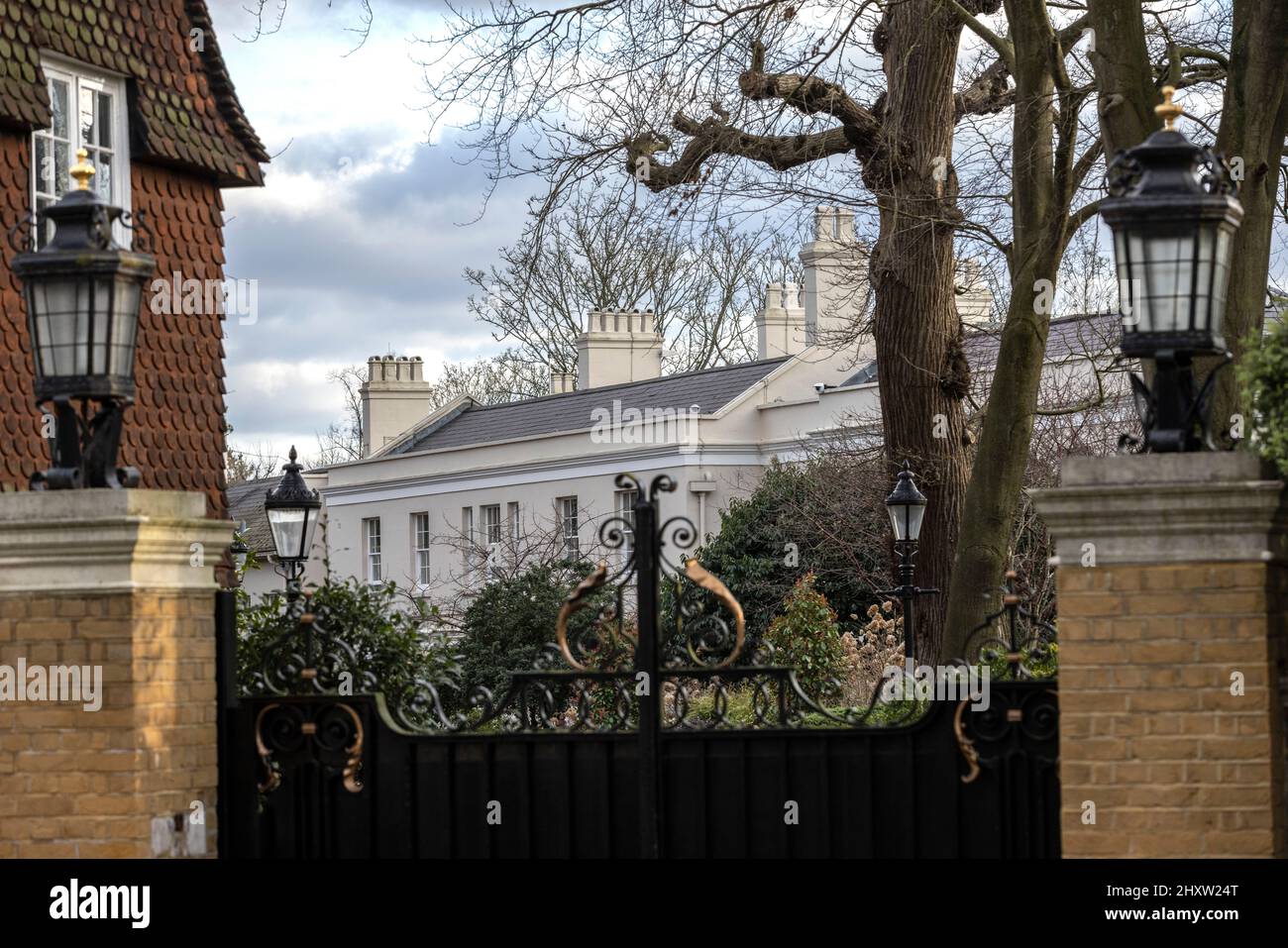 Sede della russa Oligarch Alisher Usmanov, che possiede i £48 milioni di Beechwood House a Hampstead Lane Highgate Hill, Londra settentrionale, Inghilterra, Regno Unito Foto Stock