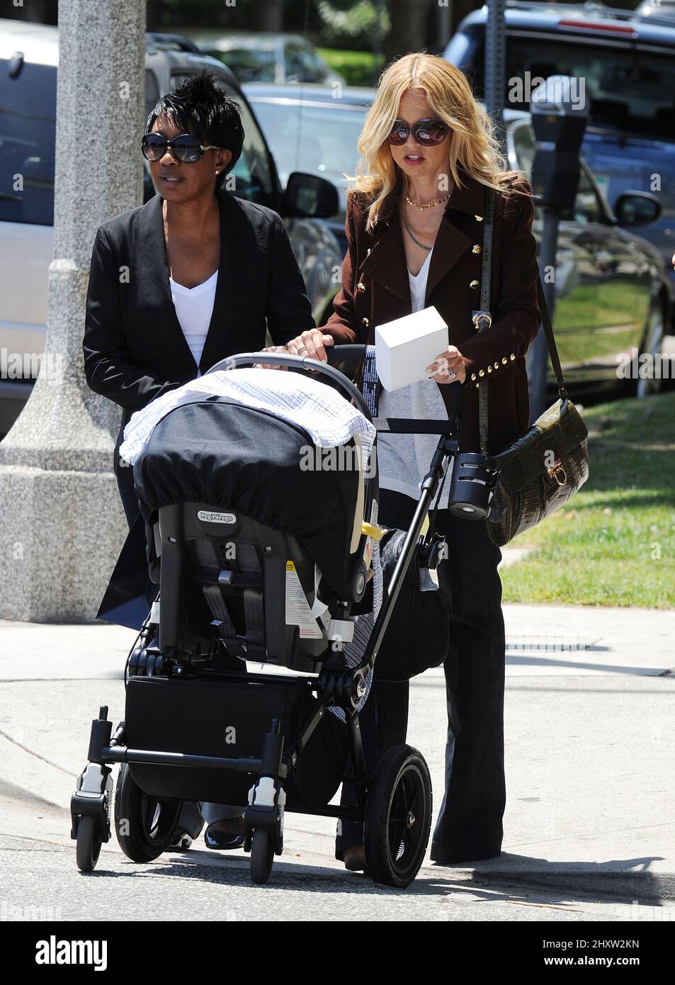 Rachel Zoe porta il suo bambino shopping con lei su Roberston Blvd, Los Angeles. Foto Stock