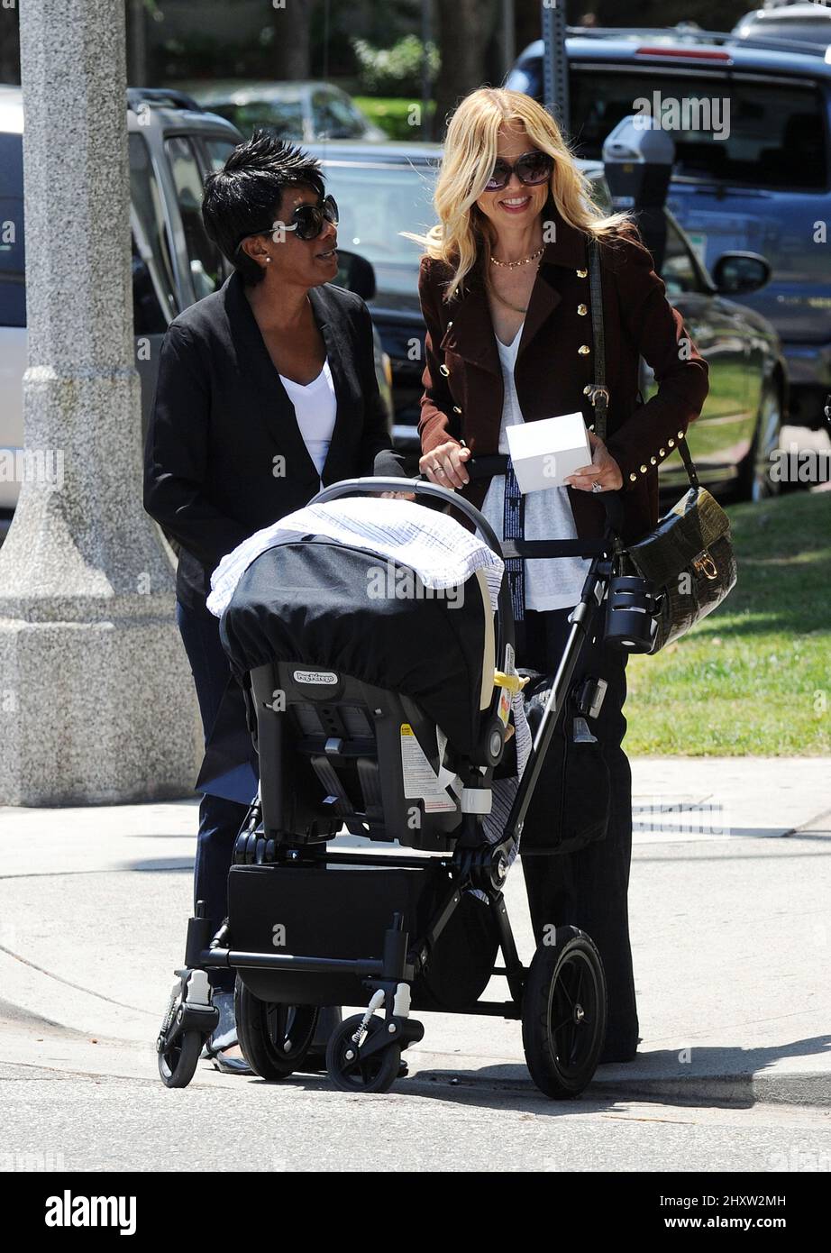 Rachel Zoe porta il suo bambino shopping con lei su Roberston Blvd, Los Angeles. Foto Stock