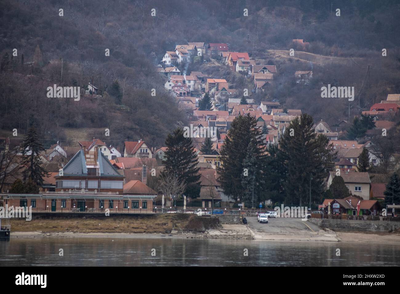 Nagymaros - Porto di Visegrad e skyline della città sul Danubio, Ungheria Foto Stock