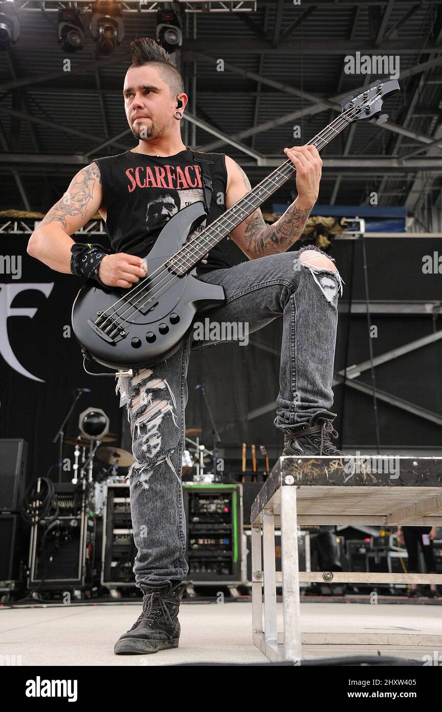Il chitarrista di basso Jason James della band Bullet for My Valentine si esibisce al Rock on the Range Music Festival che si è tenuto al Crew Stadium. Foto Stock