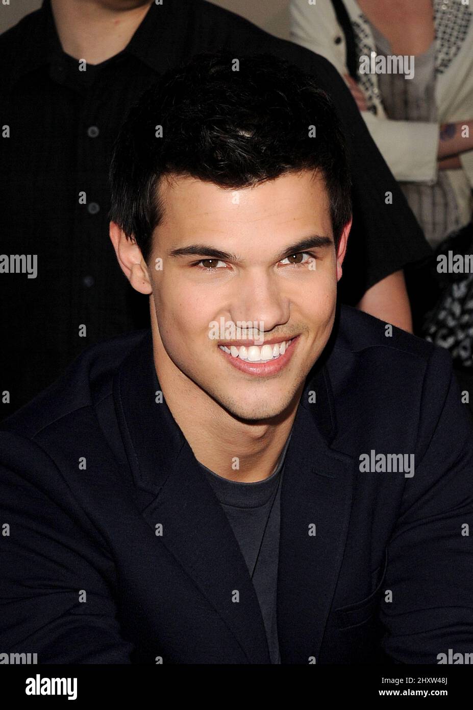 Taylor Lautner firma autografi fuori da Jimmy Kimmel Live a Los Angeles. Foto Stock