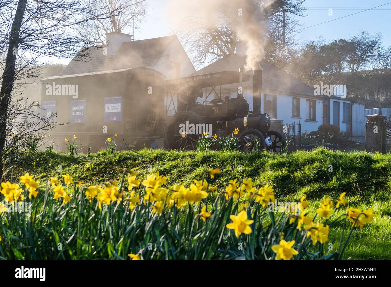 Connonagh, West Cork, Irlanda. 14th Mar 2022. I motori a vapore trainistici sono partiti oggi da Ballydehob, per la sfilata del giorno di San Patrizio a Kinsale, giovedì in aiuto della RNLI. I motori di trazione hanno attraversato Connonagh fino alla loro sosta notturna a Rosscarbery. Credit: AG News/Alamy Live News Foto Stock