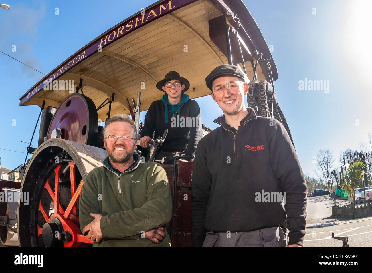 LEAP, West Cork, Irlanda. 14th Mar 2022. I motori a vapore trainistici sono partiti oggi da Ballydehob, per la sfilata del giorno di San Patrizio a Kinsale, giovedì in aiuto della RNLI. Fare una pausa a Leap, West Cork wereJohn, Conor e Jack Sinnott da Enniscorthy su un rullo a vapore Fowler 1929. Credit: AG News/Alamy Live News Foto Stock