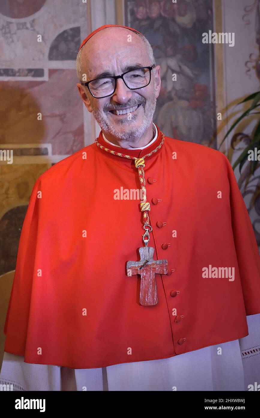 Il cardinale Michael Czerny scelse una croce fatta di legno dalla croce come stemma, proviene da una barca usata per attraversare il Mediterraneo e arrivare a Lampedusa dai migranti. La targa dietro mostra la parola Suscipe, che significa ricevere. Papa Francesco nomina 13 nuovi cardinali al Concistoro pubblico Ordinario del 2019, scegliendo prelati le cui carriere per tutta la vita riflettono il loro impegno a servire le comunità ecclesiastiche emarginate e locali, salutando 11 nazioni diverse e rappresentando molteplici ordini religiosi. Foto Stock