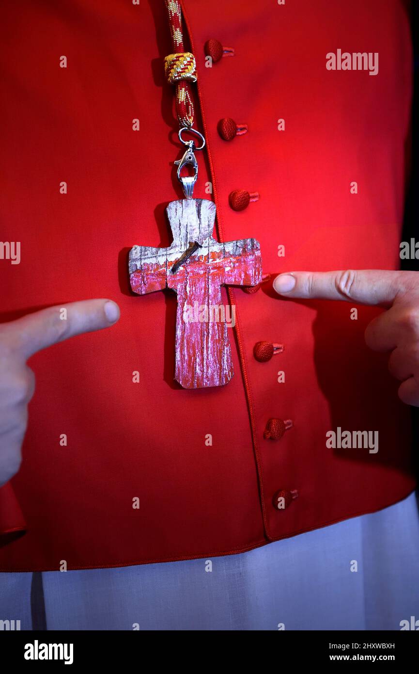 Il cardinale Michael Czerny scelse una croce fatta di legno dalla croce come stemma, proviene da una barca usata per attraversare il Mediterraneo e arrivare a Lampedusa dai migranti. La targa dietro mostra la parola Suscipe, che significa ricevere. Papa Francesco nomina 13 nuovi cardinali al Concistoro pubblico Ordinario del 2019, scegliendo prelati le cui carriere per tutta la vita riflettono il loro impegno a servire le comunità ecclesiastiche emarginate e locali, salutando 11 nazioni diverse e rappresentando molteplici ordini religiosi. Foto Stock