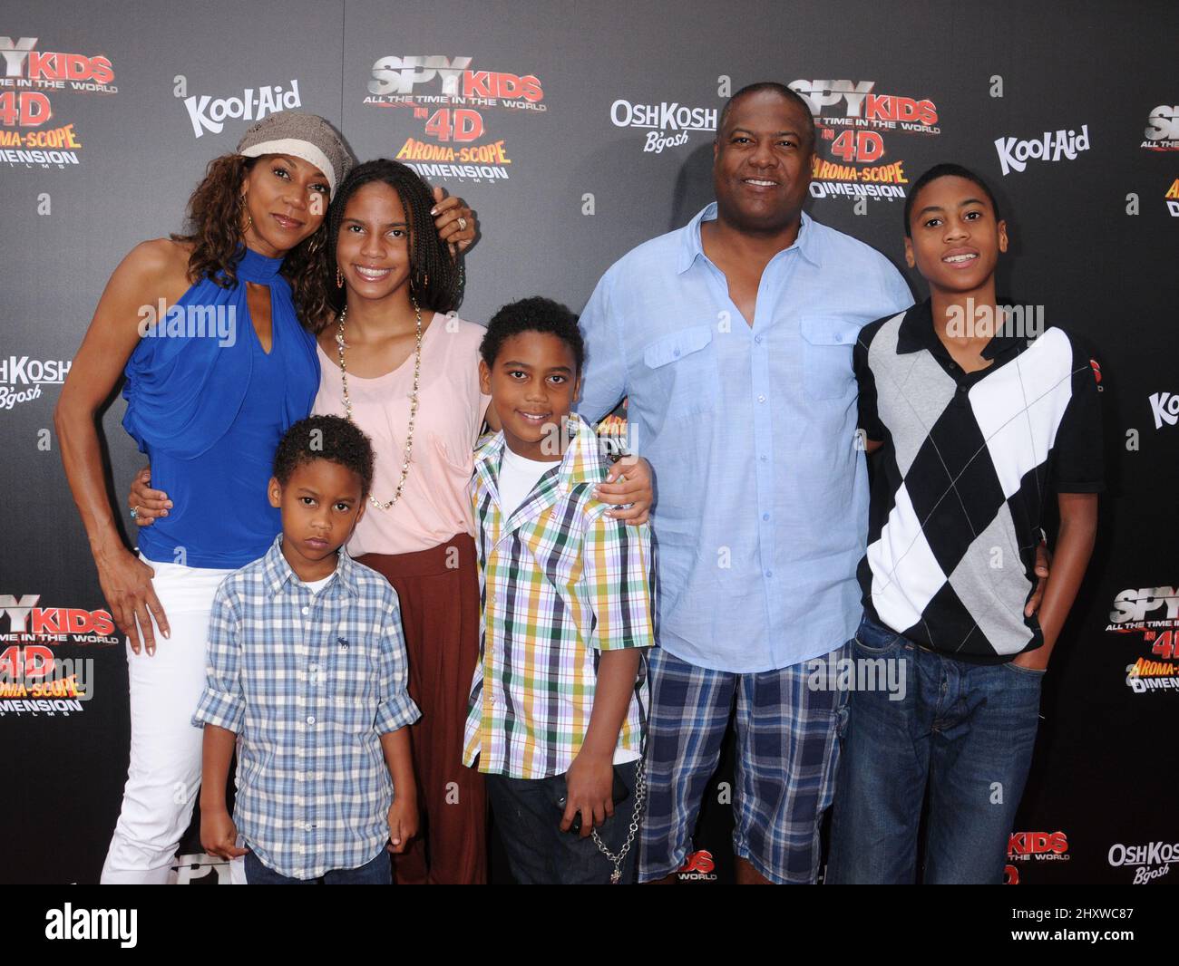 Holly Robinson Peete, Rodney Peete, la figlia Ryan, i figli Roman, Robinson e R.J. alla prima mondiale 'Spy Kids: All the Time in the World' nel 4D Aroma-scope' che si è tenuta al Regal Cinemas di Los Angeles Live a Los Angeles, California. Foto Stock