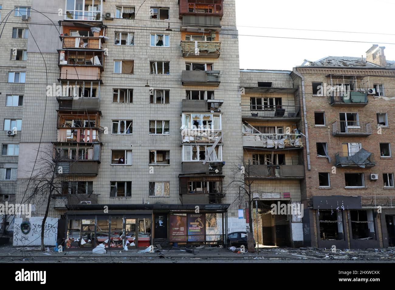 KIEV, UCRAINA - 14 MARZO 2022 - le finestre schiacciate in edifici residenziali adiacenti sono raffigurate dopo un missile da crociera abbattuto dall'aria Ucraina def Foto Stock