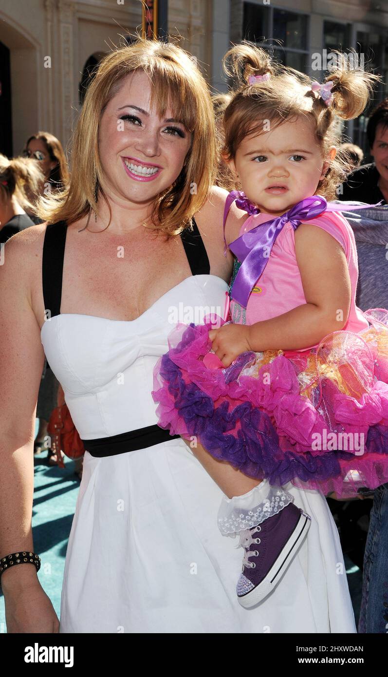 Jennifer Tisdale e sua figlia durante il 'Phineas & Ferb: Across the Dimension 2nd' Los Angeles Premiere tenuto al Teatro El Capitan, California Foto Stock