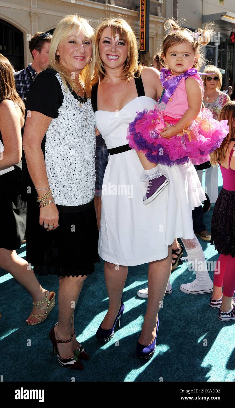 Jennifer Tisdale, sua mamma e sua figlia durante il 'Phineas & Ferb: Across the 2nd Dimension' Los Angeles Premiere tenuto al Teatro El Capitan, California Foto Stock
