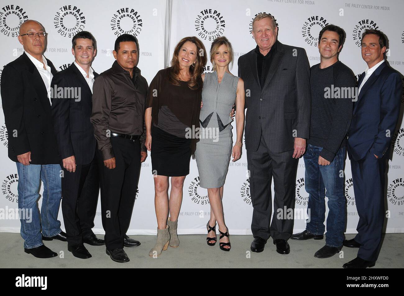 Anthony Denison, Michael Paul Chan, Jonathan del Arco, Raymond Cruz e Mary McDonnell, Kyra Sedgwick, Ken Howard, Jon Tenney e Phillip Keene in serata con il cast 'The Closer' presentato dal Paley Center for Media il 10 agosto 2011 a Beverly Hills, California. Foto Stock