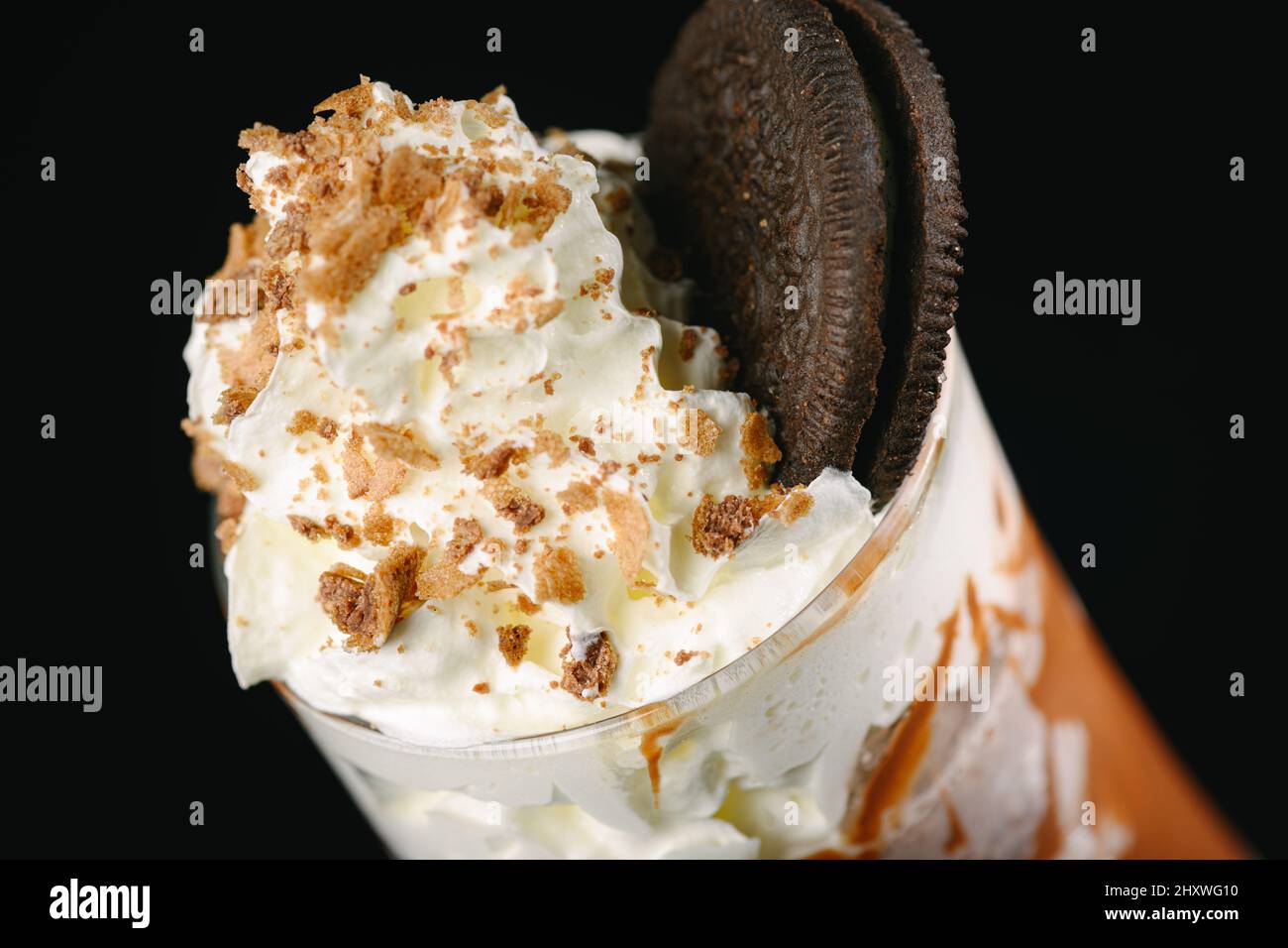 Frullato di caramello su sfondo nero. Foto Stock