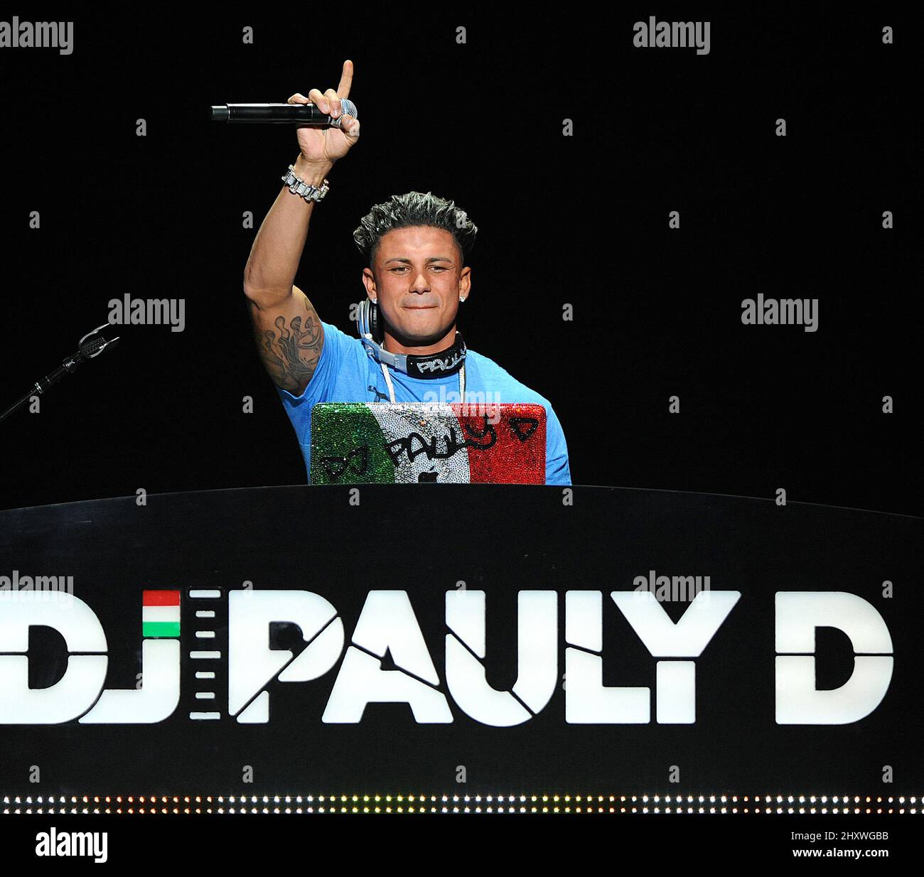 DJ Pauly D suona un DJ set dal vivo durante il Femme Fatale Tour 2011 a Raleigh, North Carolina Foto Stock