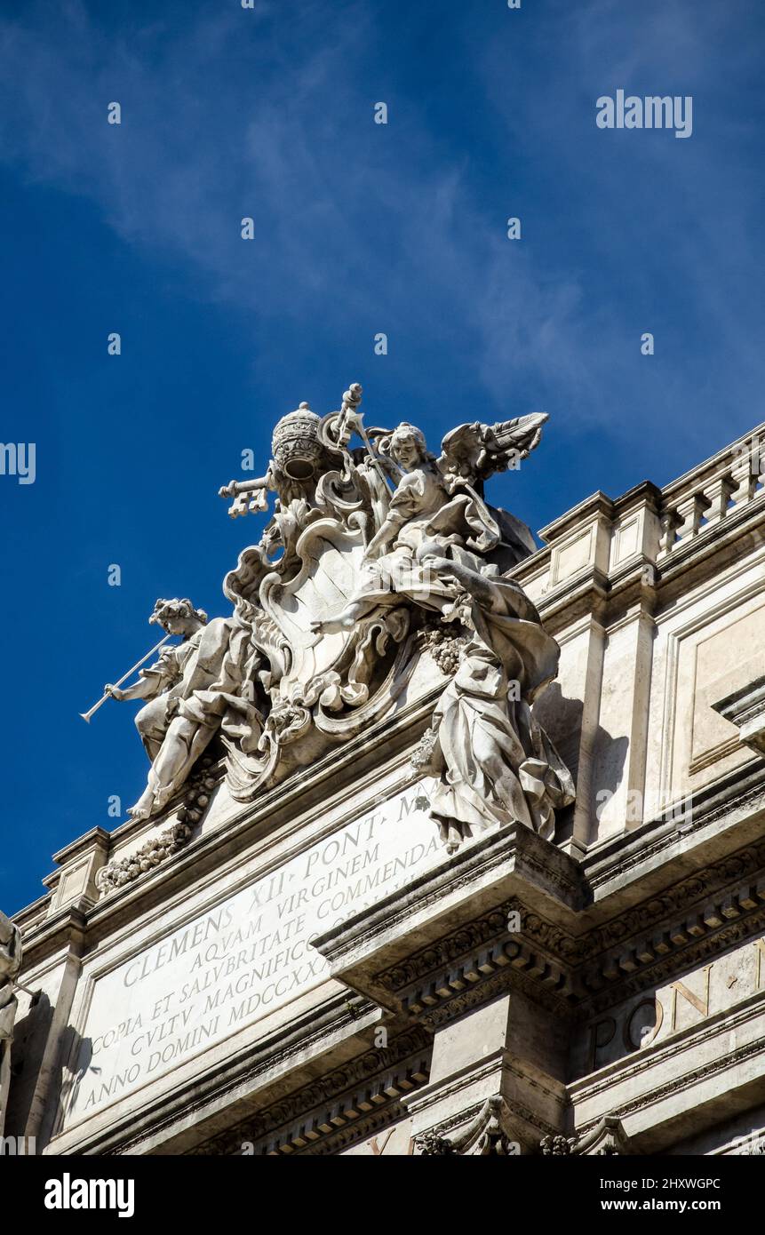 Foto verticale di un antico edificio a Roma, Italia Foto Stock