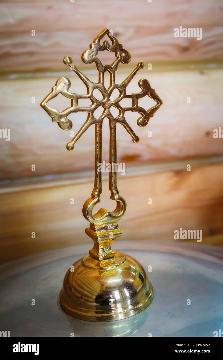 Croce d'oro religiosa in legno chiesa ortodossa Foto Stock